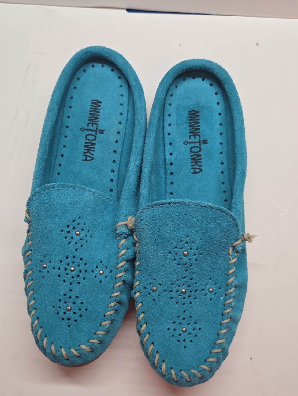 Like New Minnetonka Women’s Turquoise Suede Moccasin Slippers 8.5